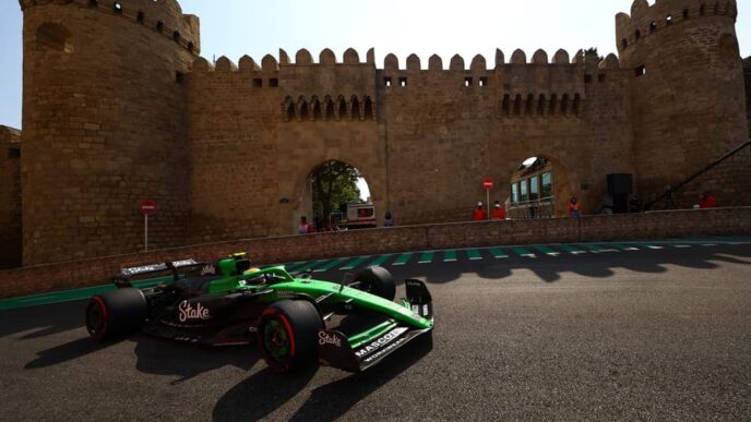 Gabriel Bortoleto no treino livre do GP do Azerbaijão de F1, no Circuito de Baku (Foto: Joe Portlock / Getty Images / Sauber Media Hub)