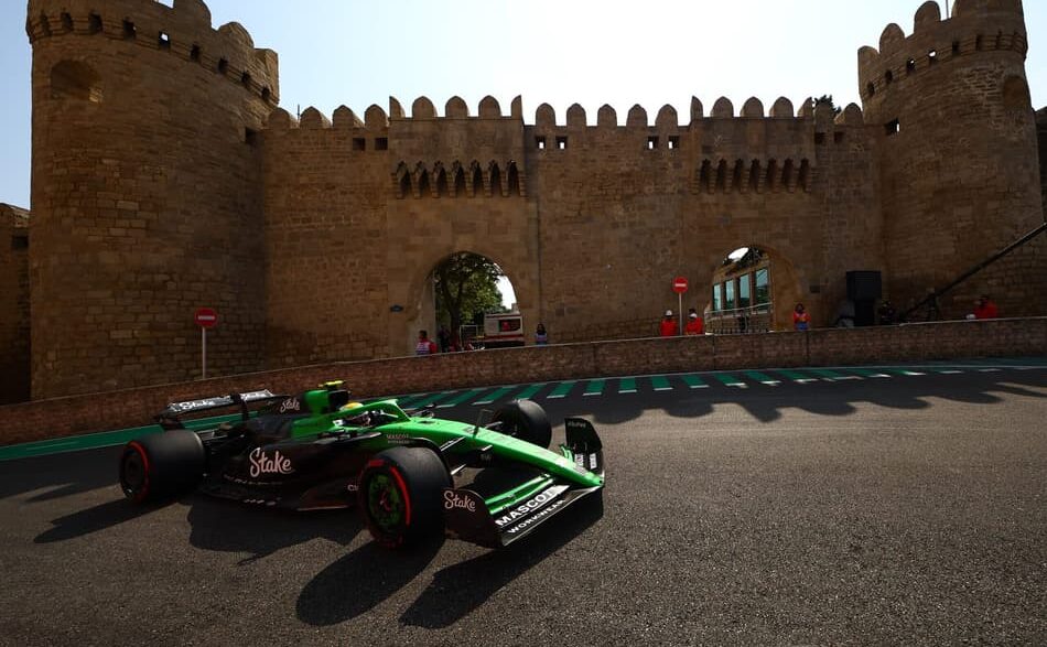 Gabriel Bortoleto no treino livre do GP do Azerbaijão de F1, no Circuito de Baku (Foto: Joe Portlock / Getty Images / Sauber Media Hub)