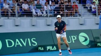 A emoção de João Fonseca na vitória histórica sobre Tsitsipas na Davis (Foto: André Gemmer/CBT)