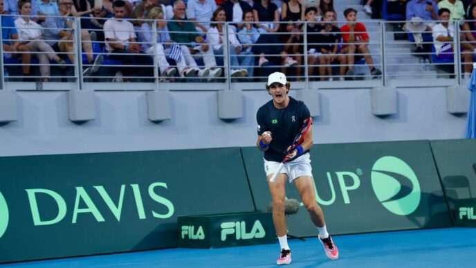 A emoção de João Fonseca na vitória histórica sobre Tsitsipas na Davis (Foto: André Gemmer/CBT)