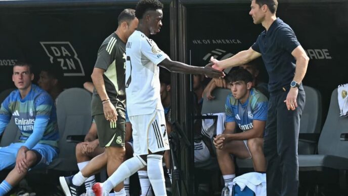 Vini Jr na partida contra o PSG pelo Mundial (Foto: Paul ELLIS / AFP)