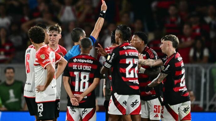 Plata recebe cartão vermelho em Flamengo x Estudiantes pela Libertadores (Foto: Pablo PORCIUNCULA / AFP)