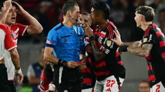 Arbitragem de Andrés Rojas foi criticada após Flamengo x Estudiantes (Foto: Pablo Porciuncula/AFP)