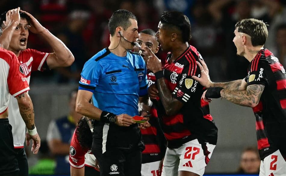 Arbitragem de Andrés Rojas foi criticada após Flamengo x Estudiantes (Foto: Pablo Porciuncula/AFP)
