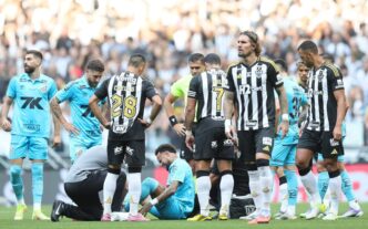 Neymar foi titular no duelo entre o Santos e o Atlético-MG, na Arena MRV, pela última rodada do Brasileirão. (Foto: Gilson Lobo/AGIF)