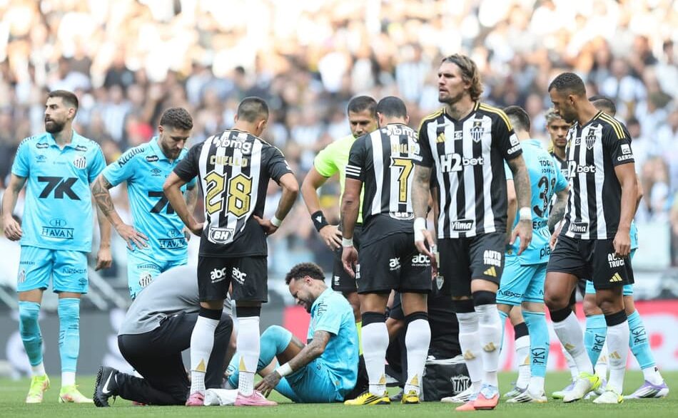 Neymar foi titular no duelo entre o Santos e o Atlético-MG, na Arena MRV, pela última rodada do Brasileirão. (Foto: Gilson Lobo/AGIF)