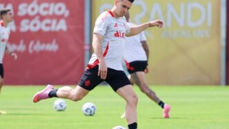 Atacante do Inter volta a treinar - 85