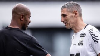 Copete acompanha o treino do Santos ao lado do técnico Vojvoda na Vila Belmiro. (Foto: Raul Baretta/ Santos FC)