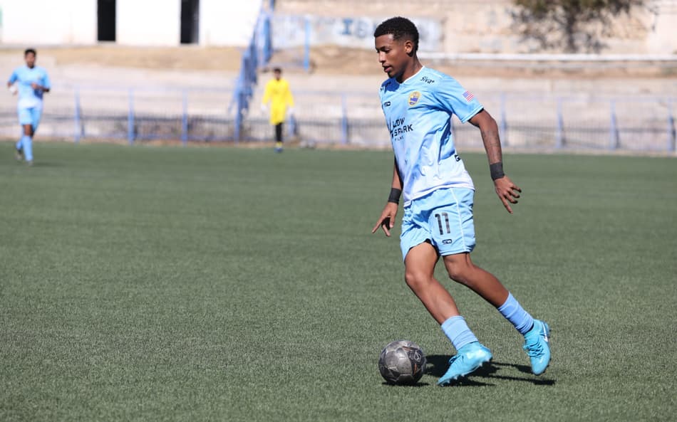 Diogo Jr em ação pelo Miami Dade contra o Panionios na excursão pela Grécia