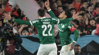 Gustavo Gómez comemora seu gol no jogo do Palmeiras contra o River Plate.