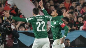 Gustavo Gómez comemora seu gol no jogo do Palmeiras contra o River Plate.