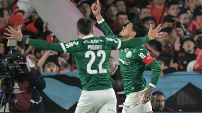 Gustavo Gómez comemora seu gol no jogo do Palmeiras contra o River Plate.
