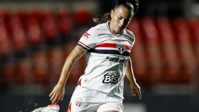 Camilinha em campo pelo São Paulo na Copa do Brasil Feminina (Foto: Miguel Schincariol/SPFC)